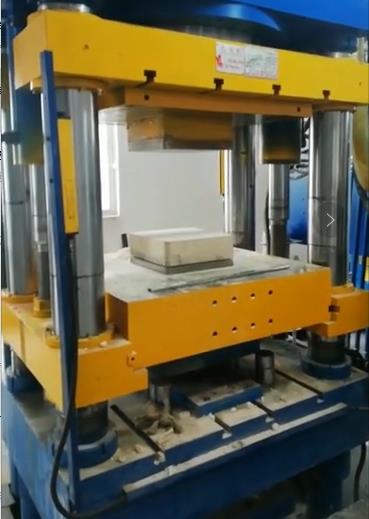 石墨坩堝液壓機的應用