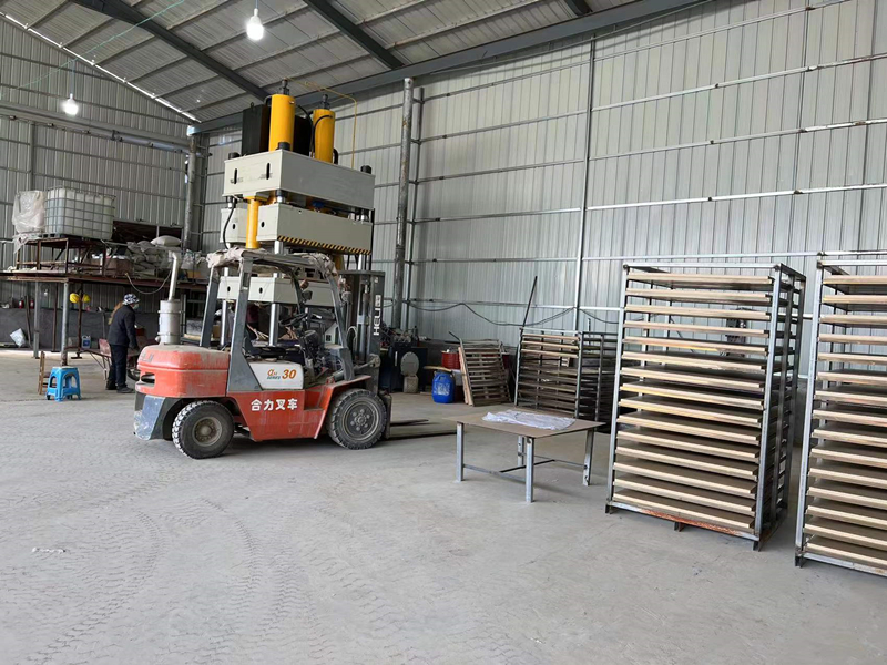 630噸蛭石板液壓機(jī)客戶使用現(xiàn)場(chǎng)